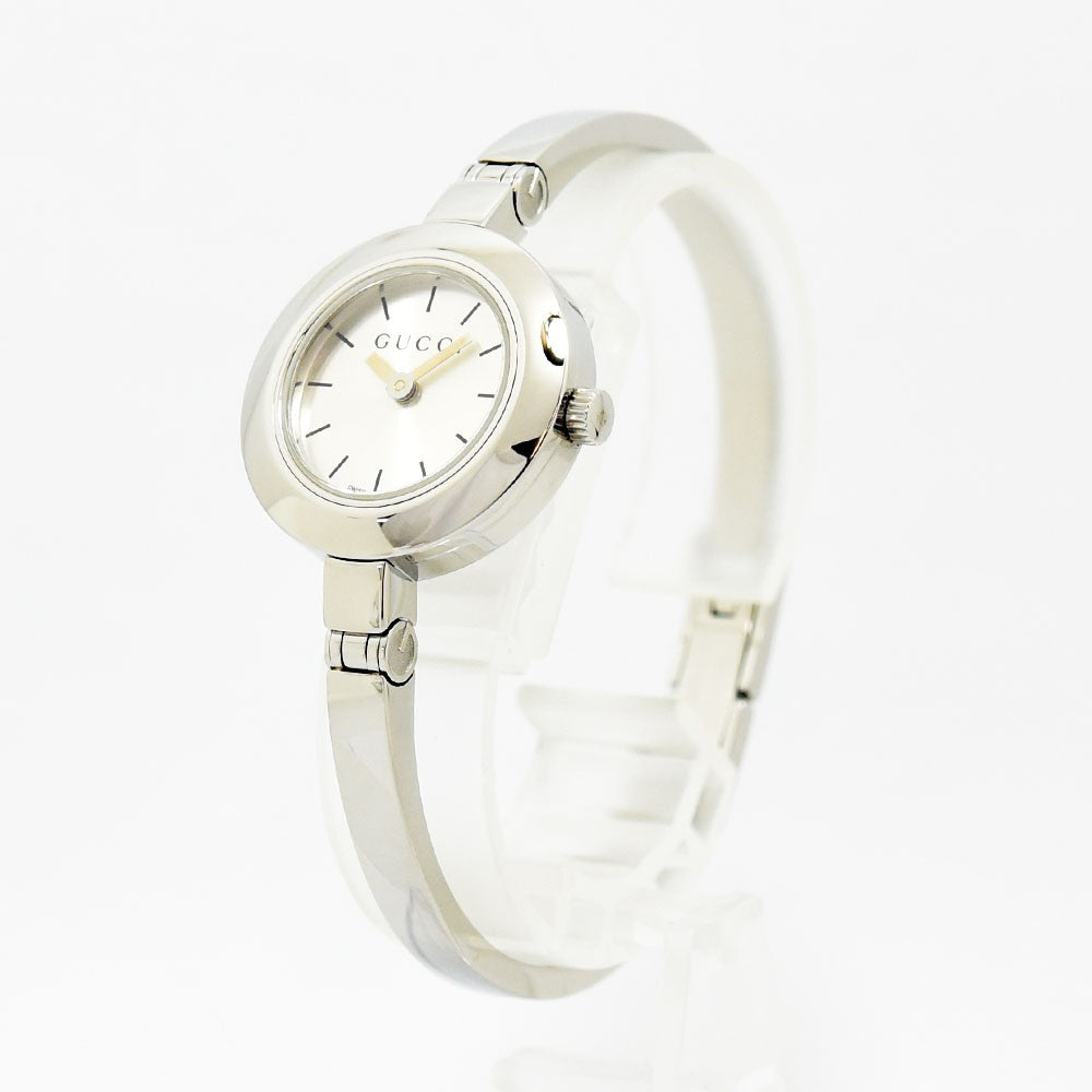 VINTAGE WATCHES FASHIONのGUCCI 105シリーズ レディースバングルウォッチ。シルバーのステンレススチール製で、ジュエリーのような洗練されたミニマルなデザイン。