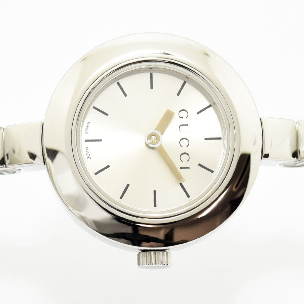 VINTAGE WATCHES FASHIONのGUCCI 105シリーズ レディースバングルウォッチ。シルバーのステンレス製でミニマルな文字盤が特徴の洗練された腕時計。