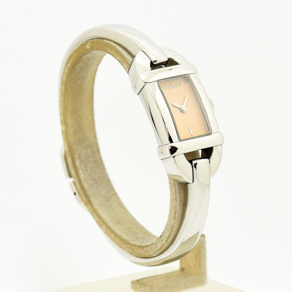 VINTAGE WATCHES FASHIONのGUCCI 6800Lレディースバングルウォッチ。シルバーのステンレス製でピンクベージュの文字盤が上品な腕時計