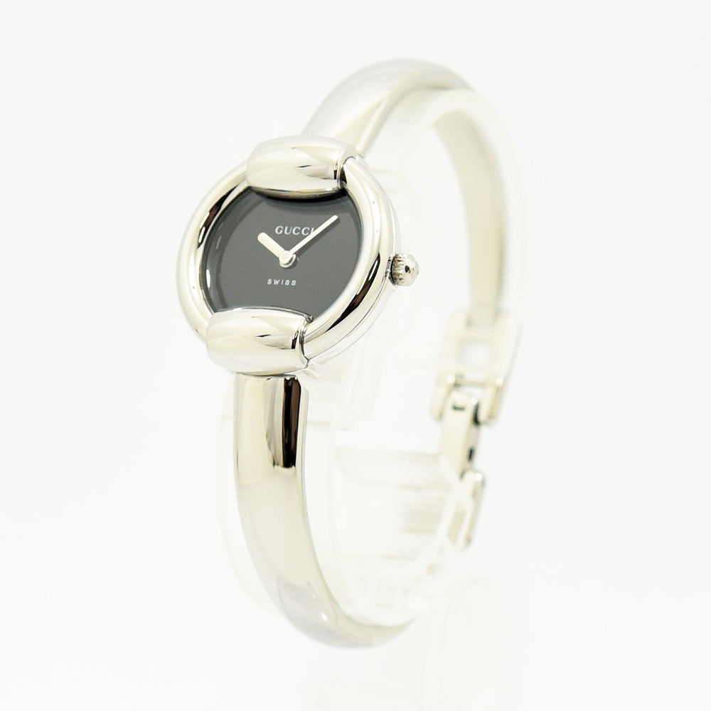 VINTAGE WATCHES FASHIONのGucci 1400Lレディースバングルウォッチ。シルバーのステンレススチール製で、シックなブラック文字盤が特徴の洗練された腕時計。