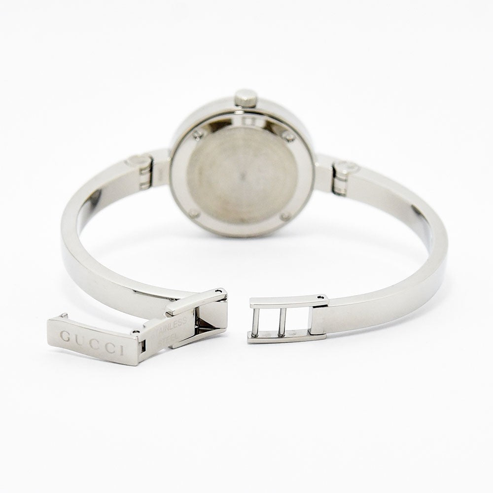 VINTAGE WATCHES FASHIONのシルバーカラーのステンレススチール製バングルウォッチ。留め具にGucciのロゴが刻印された背面ビュー