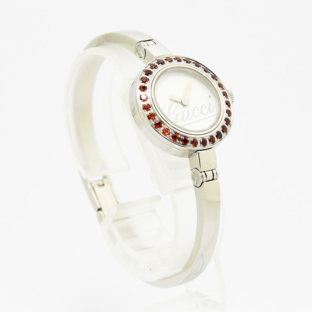 VINTAGE WATCHES FASHIONのGucciレディースバングルウォッチ。シルバーのステンレス製でベゼルに赤いストーンをあしらったエレガントなデザイン。