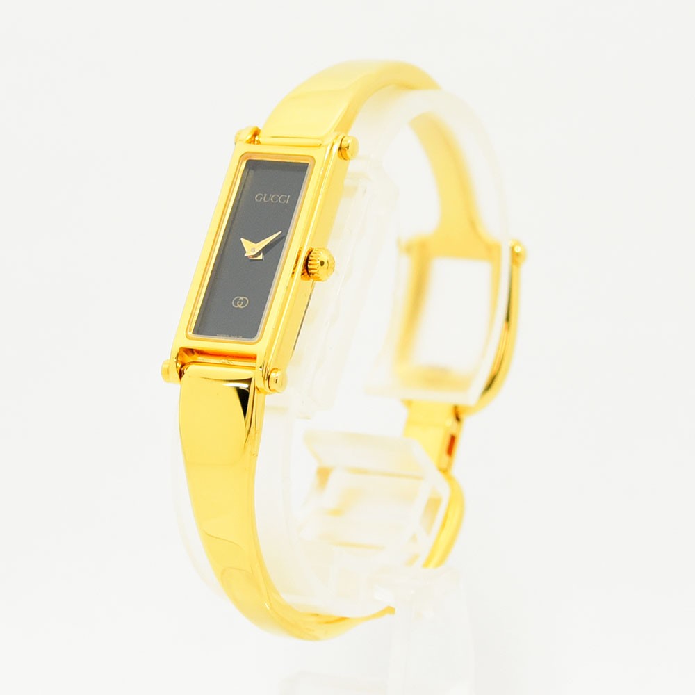 VINTAGE WATCHES FASHIONのGUCCI 1500Lレディースバングルウォッチ。ゴールドトーンの長方形ケースとシックなブラック文字盤が特徴のジュエリーウォッチ。
