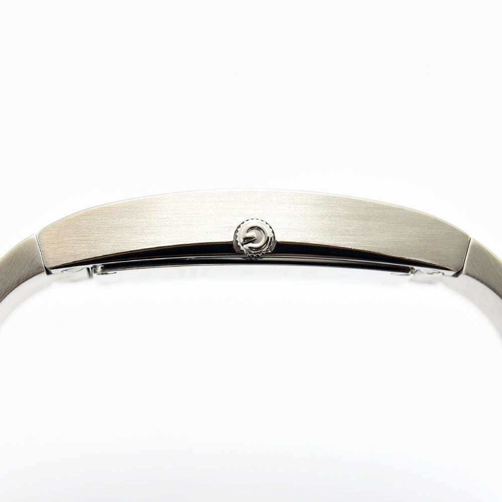 VINTAGE WATCHES FASHIONのGUCCI 2400Sレディースバングルウォッチ。シルバーのステンレススチール製で、リューズにGロゴが刻印されたミニマルなデザイン。