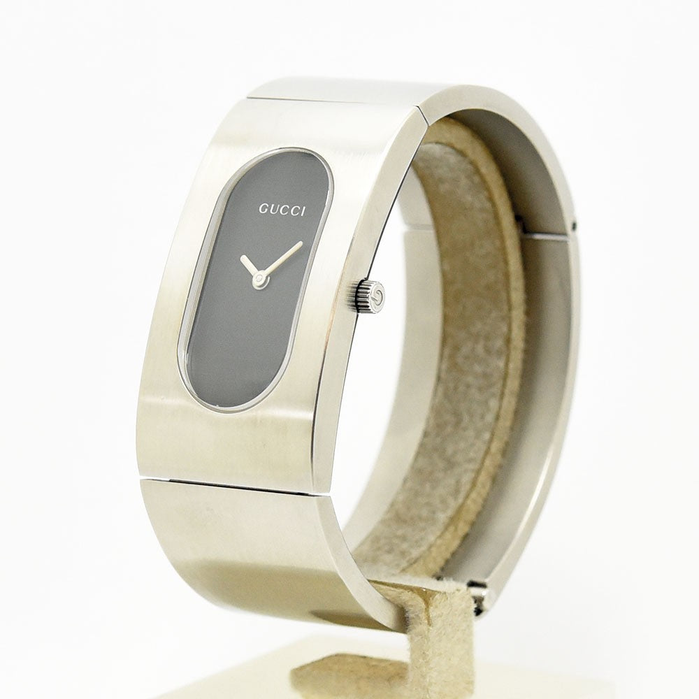 VINTAGE WATCHES FASHIONのGUCCI 2400Lレディース腕時計。シルバーのステンレススチール製バングルとブラックの文字盤が特徴の洗練されたデザイン。