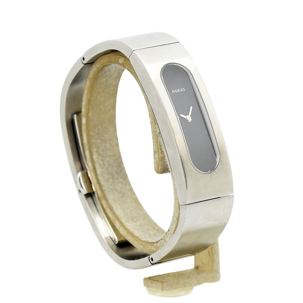 VINTAGE WATCHES FASHIONのGUCCI 2400Sバングルウォッチ。シルバーのステンレススチール製でブラック文字盤の洗練されたレディース腕時計