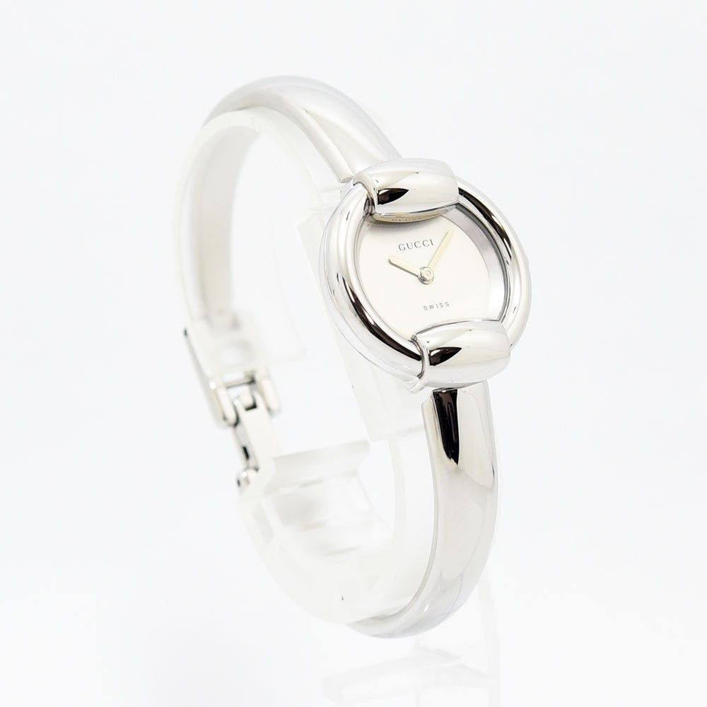 VINTAGE WATCHES FASHIONのGUCCI 1400Lレディースバングルウォッチ。シルバーのステンレススチール製で洗練されたミニマルなデザイン。