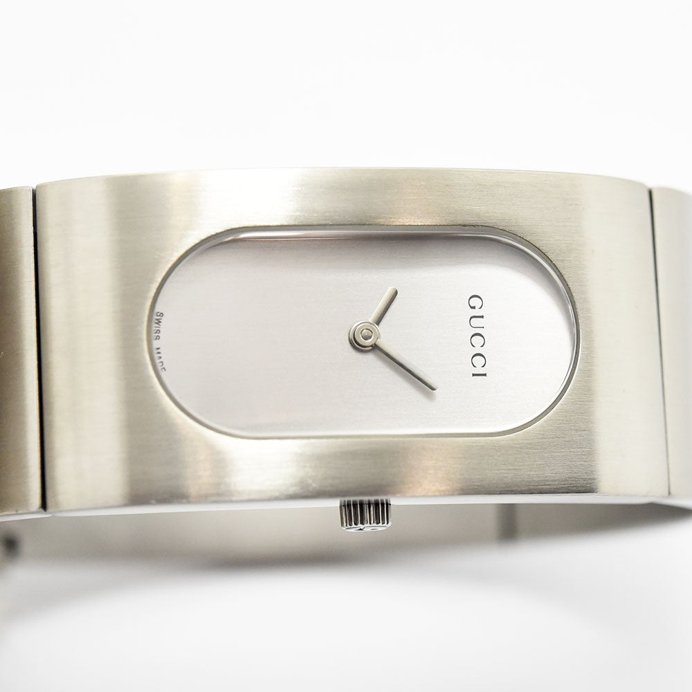 VINTAGE WATCHES FASHIONのGucci 2400Lバングルウォッチ。マットな質感のステンレススチール製で、ミニマルなシルバー文字盤が特徴のレディース腕時計。