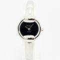 VINTAGE WATCHES FASHIONのGucci 1400Lレディースバングルウォッチ。シルバーのステンレス製でブラック文字盤の洗練されたデザイン。
