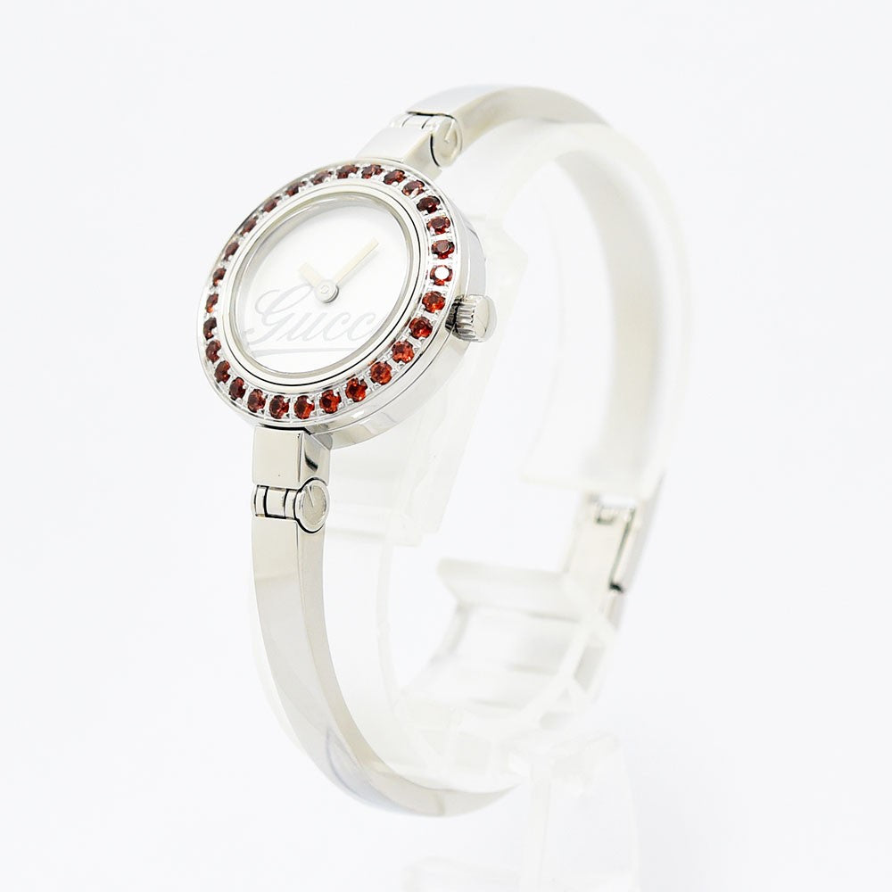 VINTAGE WATCHES FASHIONのGucciレディースバングルウォッチ。シルバーのステンレス製でベゼルに赤いストーンをあしらったエレガントなデザイン。