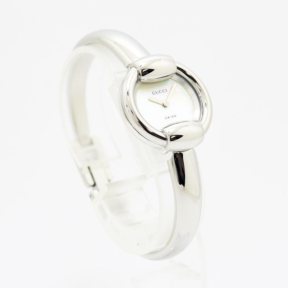 VINTAGE WATCHES FASHIONのGUCCI 1400Lレディースバングルウォッチ。マザーオブパール文字盤と光沢のあるステンレススチール製。