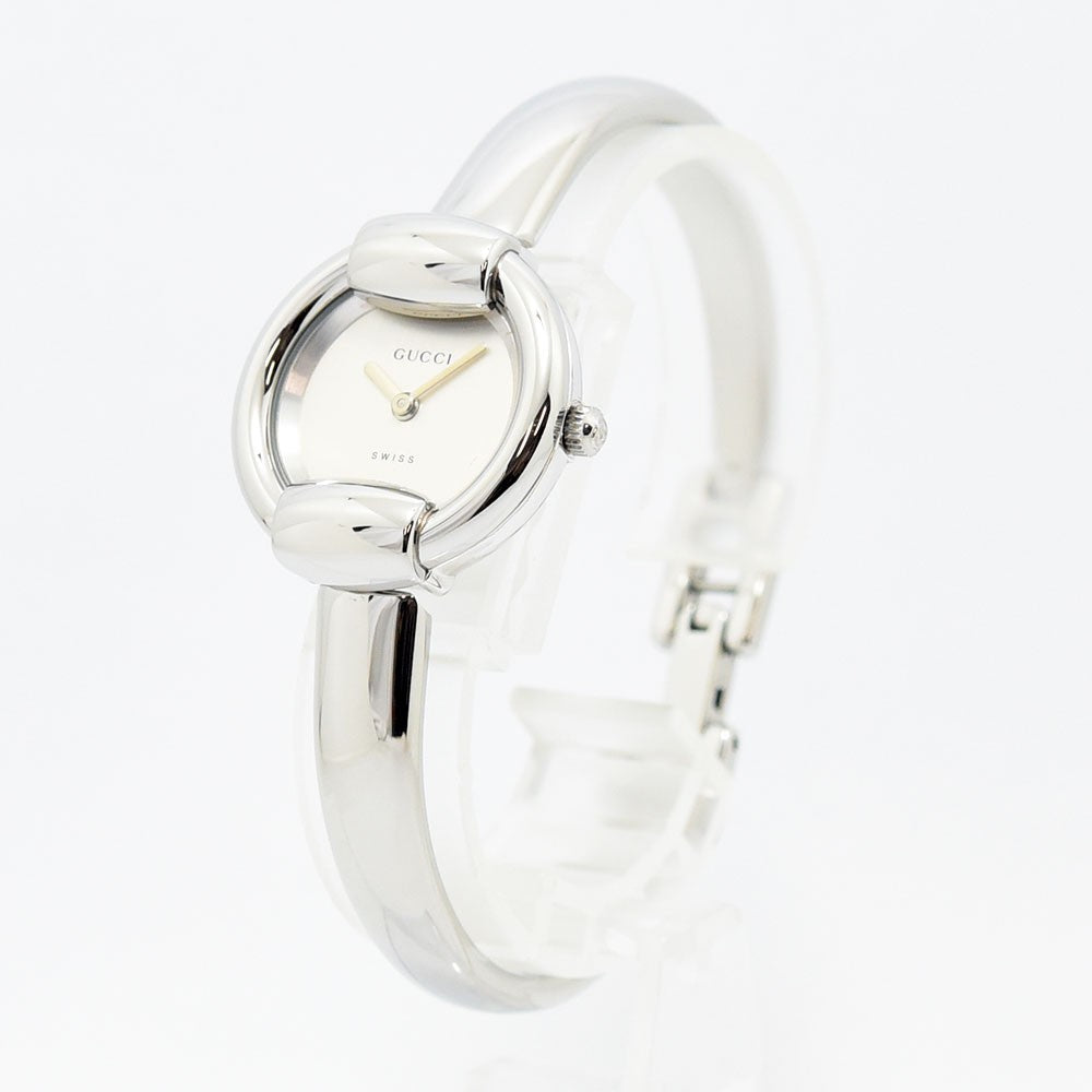 VINTAGE WATCHES FASHIONのGUCCI 1400Lレディースバングルウォッチ。シルバーのステンレススチール製で、ミニマルな文字盤が特徴の洗練されたエレガントな腕時計。