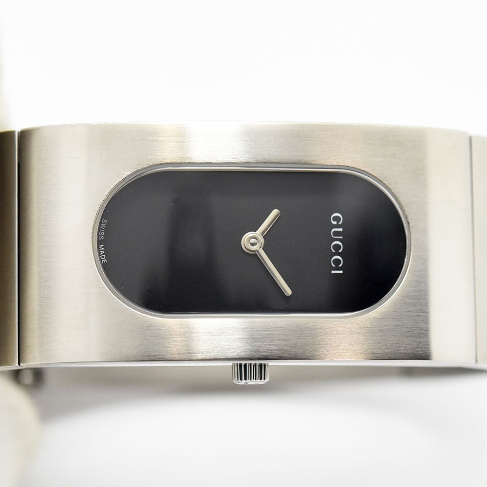 VINTAGE WATCHES FASHIONのGUCCI 2400Lレディース腕時計。シルバーのステンレススチール製バングルとブラックの文字盤が特徴的なミニマルなデザイン