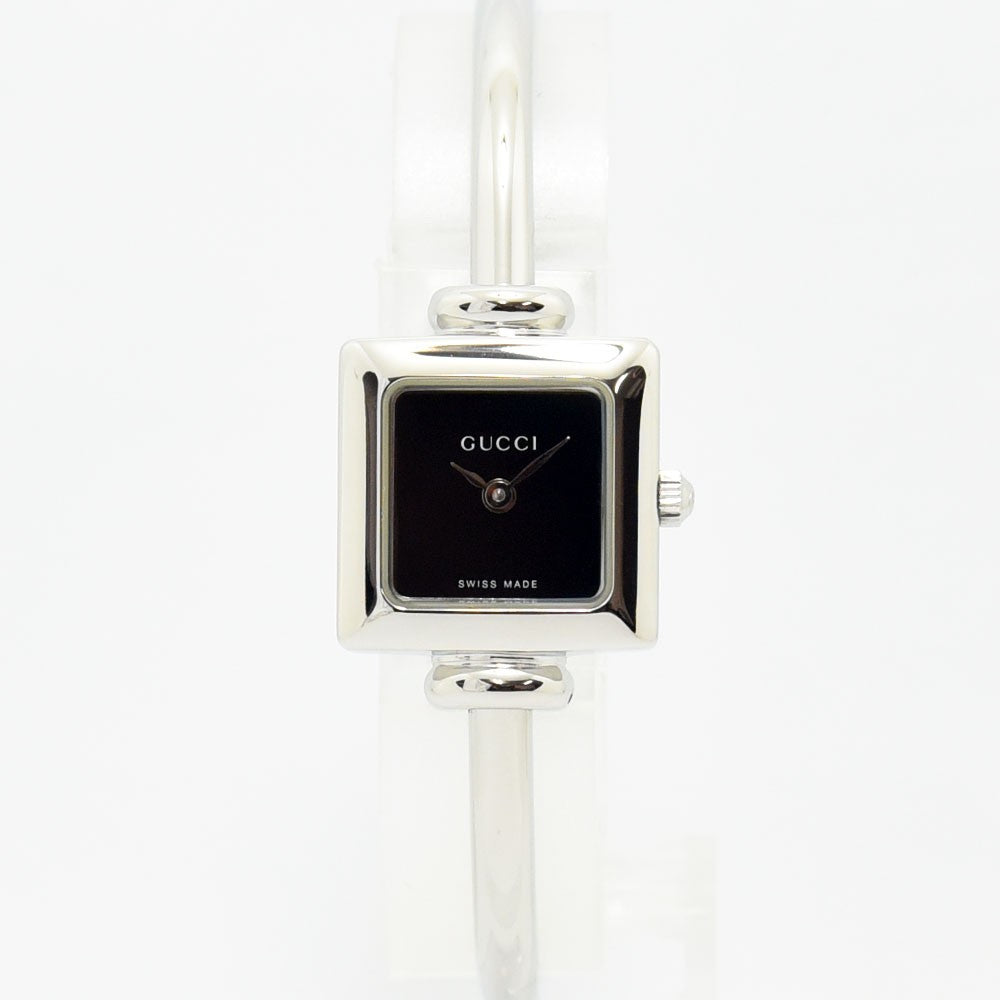 VINTAGE WATCHES FASHIONのGUCCI 1900シリーズ、ブラック文字盤のスクエア型ステンレス製バングルウォッチ