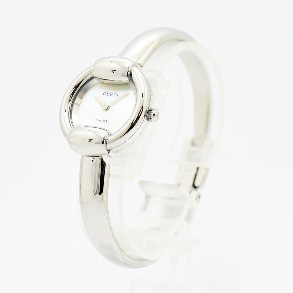 VINTAGE WATCHES FASHIONのGUCCI 1400Lレディースバングルウォッチ。光沢のあるステンレススチール製で、マザーオブパールの文字盤が輝くエレガントなデザイン。