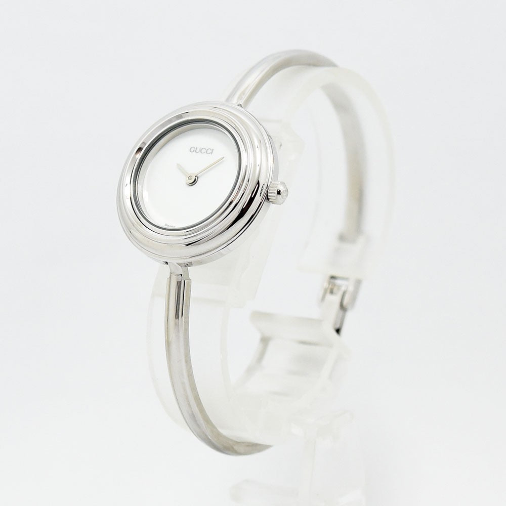 VINTAGE WATCHES FASHIONのGUCCIチェンジベゼルレディース腕時計。シルバーカラーのバングルタイプでホワイト文字盤が洗練された印象を与えるエレガントなデザイン