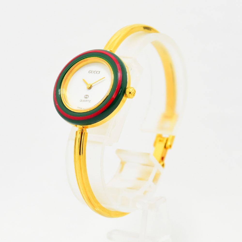 VINTAGE WATCHES FASHIONのグッチ ヴィンテージ チェンジベゼルウォッチ。ゴールドのバングルと赤緑のベゼルが特徴的なホワイト文字盤の腕時計。