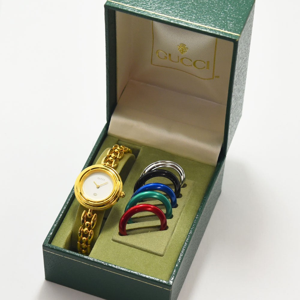 VINTAGE WATCHES FASHIONのGUCCIヴィンテージチェンジベゼルウォッチ。ゴールドトーンのブレスレットと交換可能なカラフルなベゼルが専用ボックスに収められた腕時計。