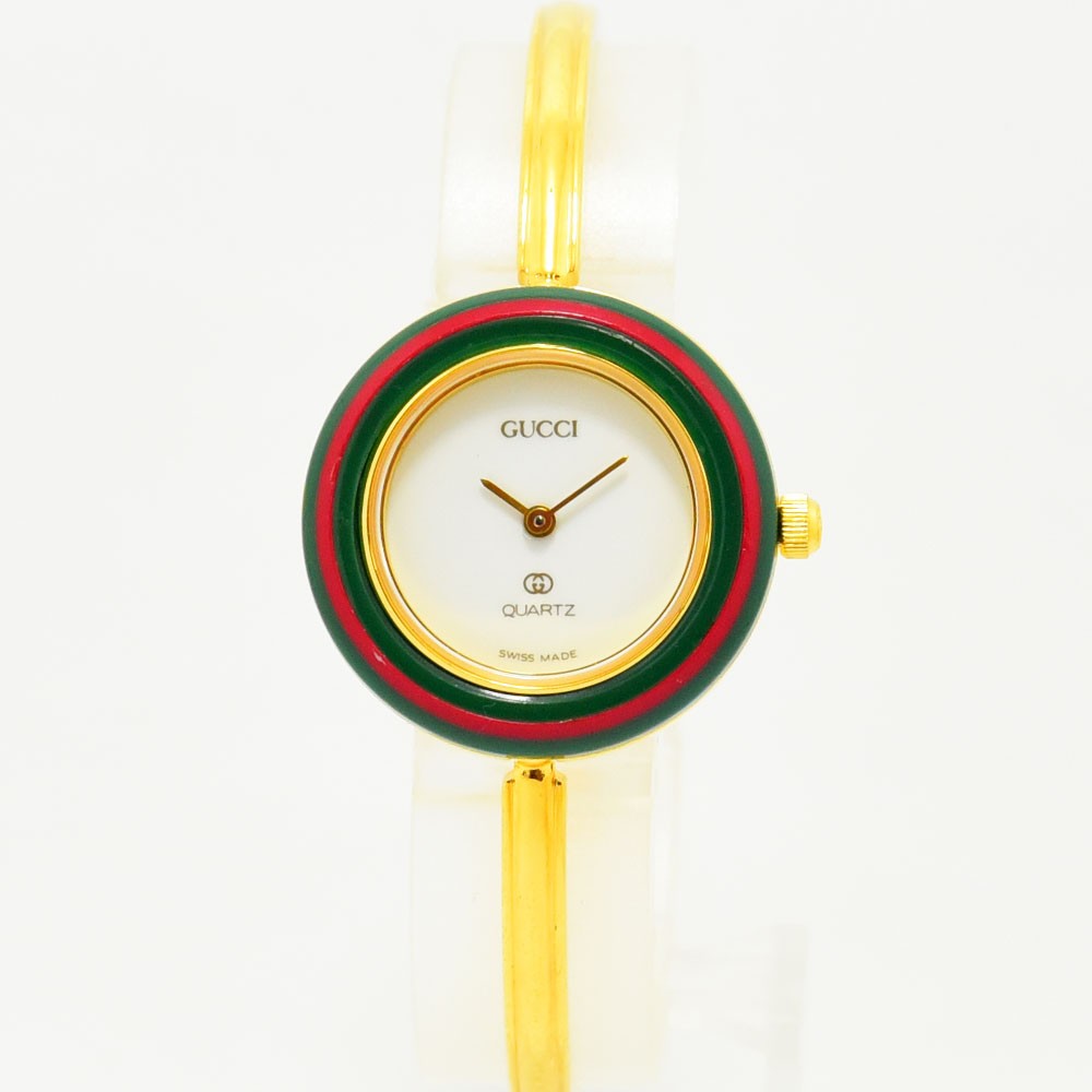 VINTAGE WATCHES FASHIONのグッチヴィンテージチェンジベゼルウォッチ。ゴールドトーンのバングルと赤緑のベゼルが特徴的なホワイト文字盤の腕時計。