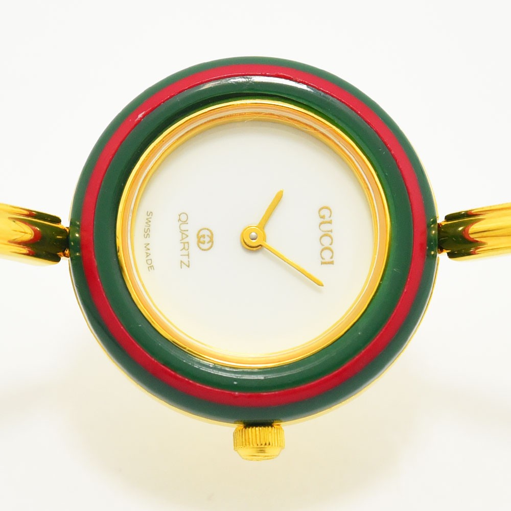 VINTAGE WATCHES FASHIONのGUCCIヴィンテージチェンジベゼルウォッチ。ゴールドのバングルに赤と緑のベゼル、ホワイト文字盤が特徴。