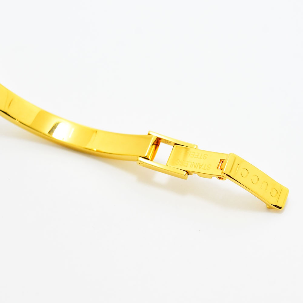 VINTAGE WATCHES FASHIONのGUCCIレディースバングルウォッチ、ゴールドトーンのステンレススチール製ブレスレットクラスプ部分