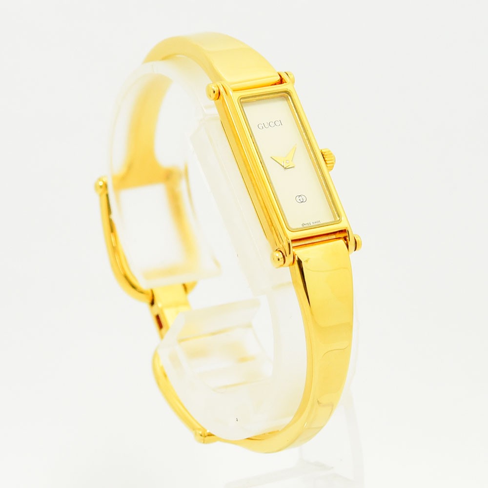 VINTAGE WATCHES FASHIONのGUCCI 1500シリーズ レディースバングルウォッチ。ゴールドカラーの長方形ケースとブレスレットがエレガントな腕時計。
