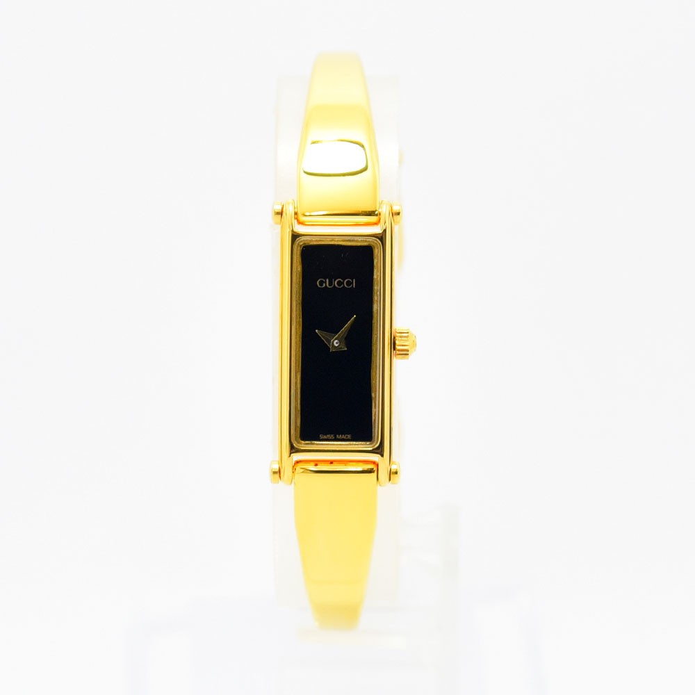 VINTAGE WATCHES FASHIONのGUCCI 1500シリーズ、ゴールドカラーのバングルウォッチ。ブラックの長方形文字盤がエレガントなレディース腕時計
