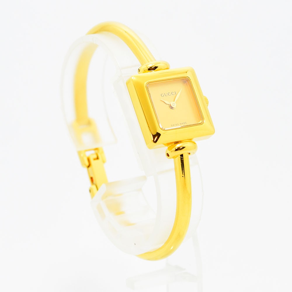 VINTAGE WATCHES FASHIONのGUCCI 1900Lシリーズ、ゴールドカラーのスクエア型バングルウォッチ