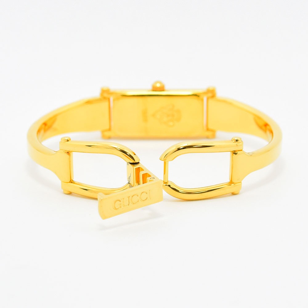 VINTAGE WATCHES FASHIONのGUCCI 1500シリーズ、ゴールドカラーのバングルウォッチの背面と留め具部分