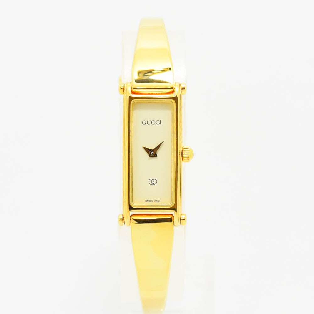 VINTAGE WATCHES FASHIONのGUCCI 1500シリーズ レディースバングルウォッチ。ゴールドカラーの長方形ケースとミニマルな文字盤が特徴の洗練されたジュエリーウォッチ。
