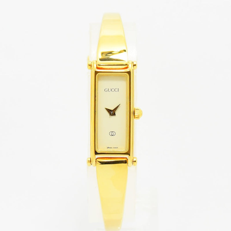 VINTAGE WATCHES FASHIONのGUCCI 1500シリーズ レディースバングルウォッチ。ゴールドカラーの長方形ケースとミニマルな文字盤が特徴の洗練されたジュエリーウォッチ。