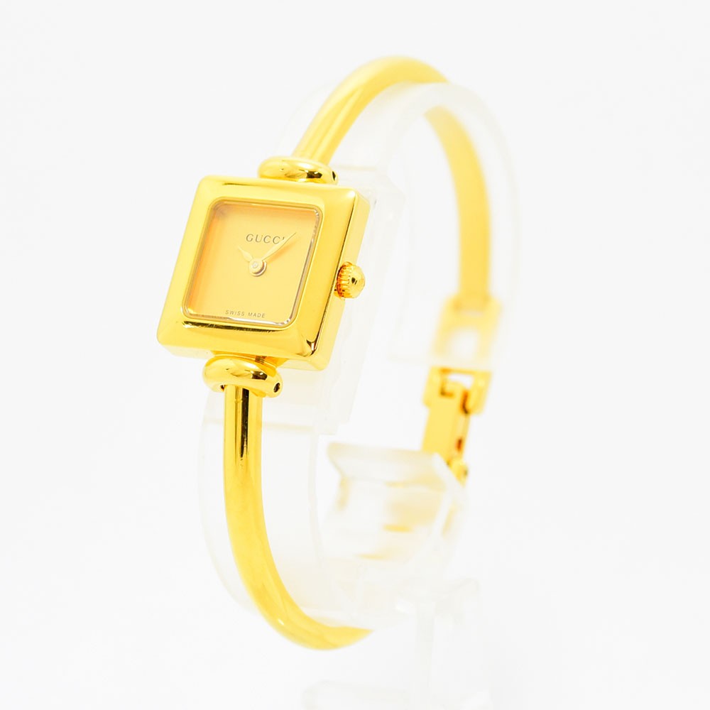VINTAGE WATCHES FASHIONのGUCCI 1900Lシリーズ、ゴールドカラーのスクエア型バングルウォッチ