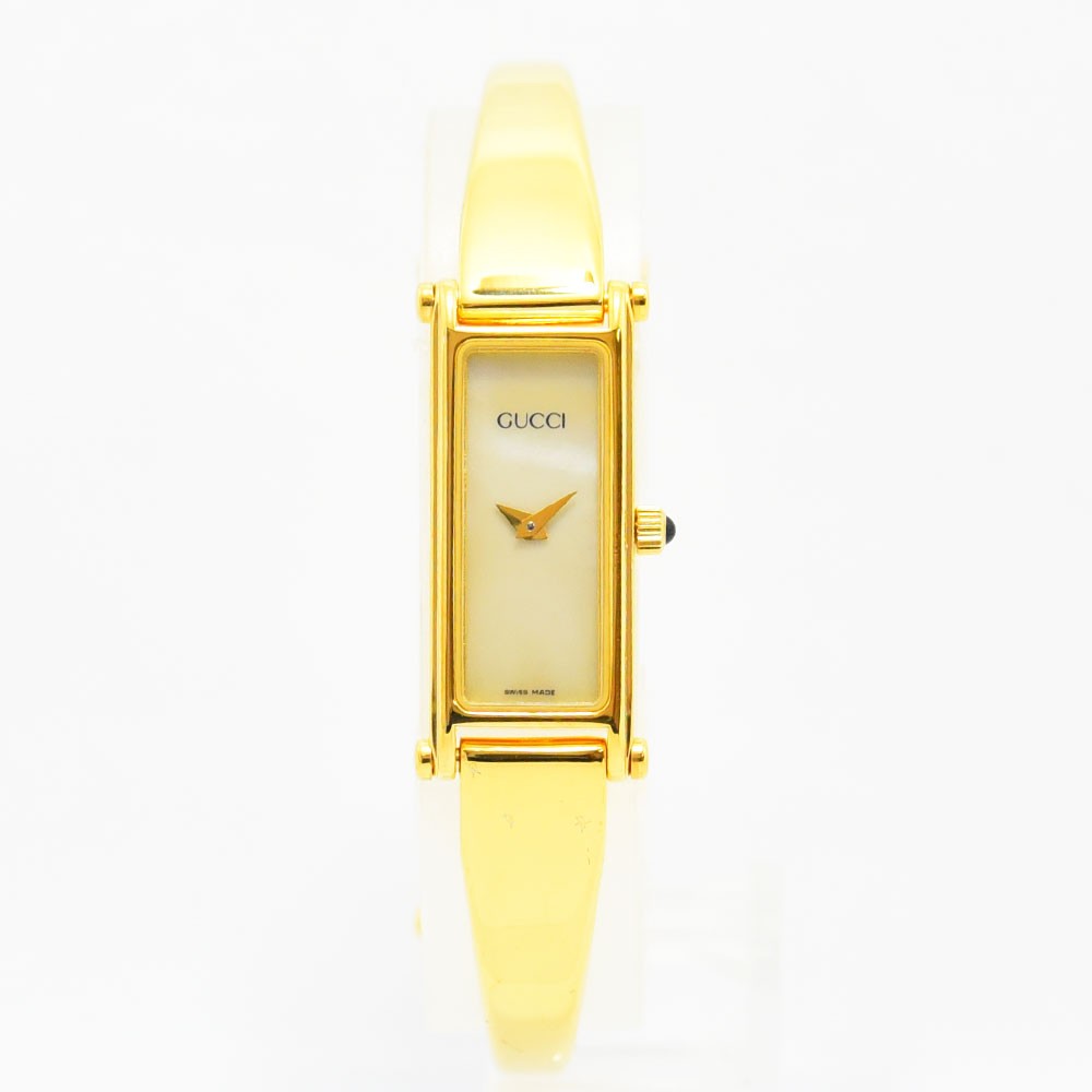 VINTAGE WATCHES FASHIONのGUCCI 1500Lレディースバングルウォッチ。ゴールドカラーの長方形ケースとミニマルな文字盤が特徴の高級感ある腕時計。