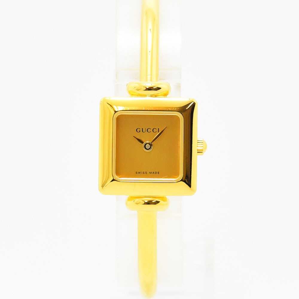 VINTAGE WATCHES FASHIONのGUCCI 1900Lシリーズ、ゴールドカラーのスクエア型バングルウォッチ