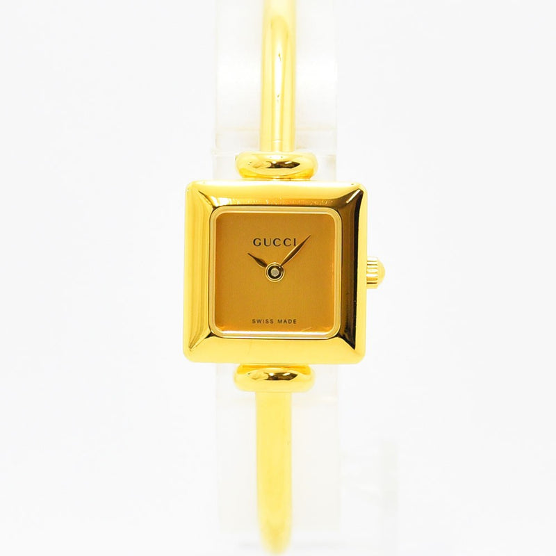 VINTAGE WATCHES FASHIONのGUCCI 1900Lシリーズ、ゴールドカラーのスクエア型バングルウォッチ