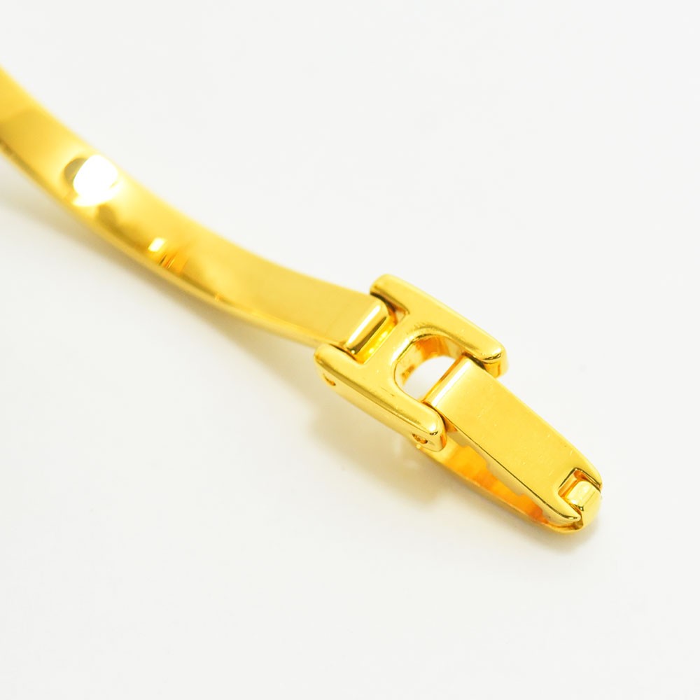 VINTAGE WATCHES FASHIONのGUCCI 1900Lレディース腕時計。華やかなゴールドカラーのステンレス製バングルベルトの留め具部分。