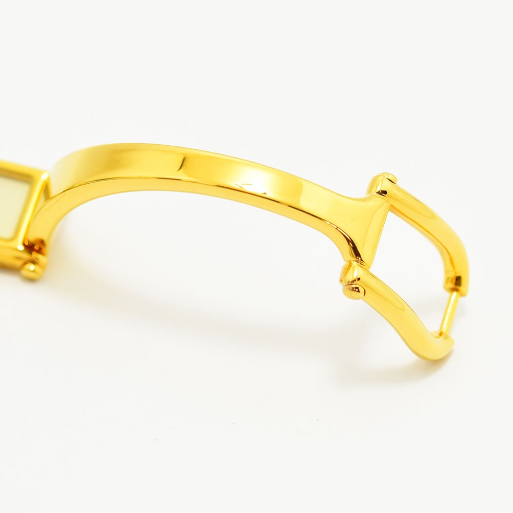 VINTAGE WATCHES FASHIONのGUCCI 1500シリーズ、ゴールドカラーの洗練されたバングルウォッチのブレスレット部分