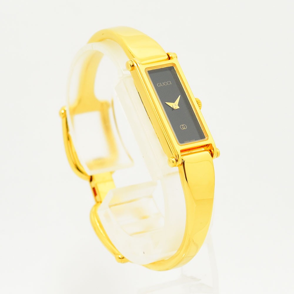 VINTAGE WATCHES FASHIONのGUCCI 1500Lレディース腕時計。ゴールドトーンのバングルブレスレットとシックなブラックの長方形文字盤が特徴のジュエリーウォッチ。