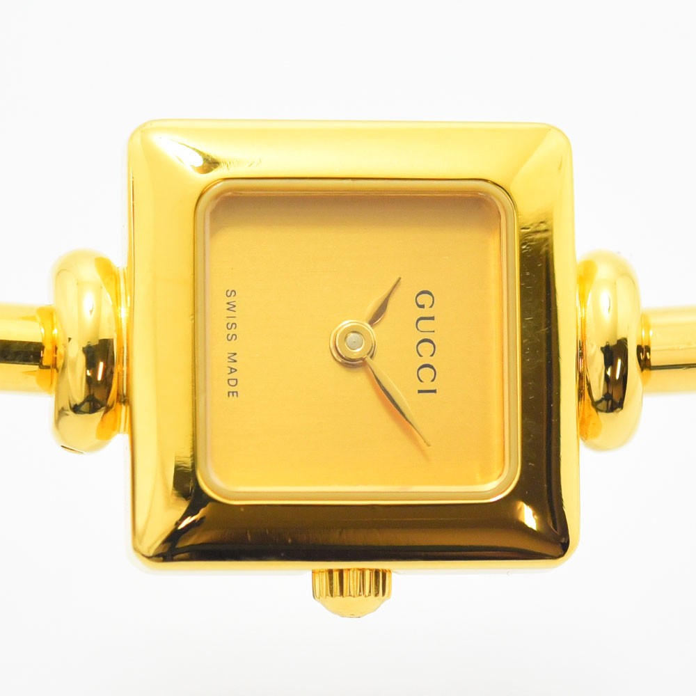 VINTAGE WATCHES FASHIONのGUCCI 1900Lシリーズ、ゴールドカラーのスクエア型バングルウォッチ