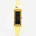 VINTAGE WATCHES FASHIONのGUCCI 1500Lレディースバングルウォッチ。ゴールドトーンの長方形ケースとシックなブラック文字盤が特徴のジュエリーのような腕時計