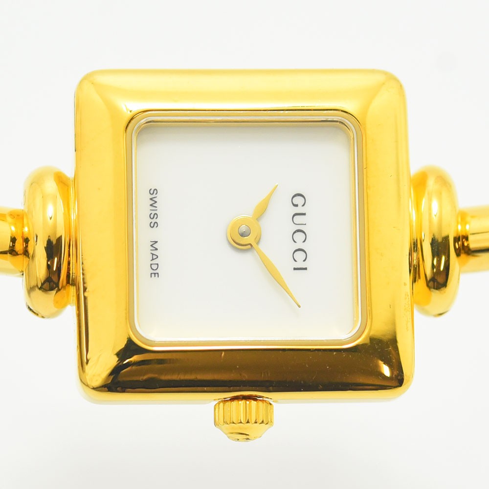 VINTAGE WATCHES FASHIONのGUCCI 1900Lレディース腕時計。ゴールドのスクエアケースとホワイト文字盤が特徴のバングルウォッチ。