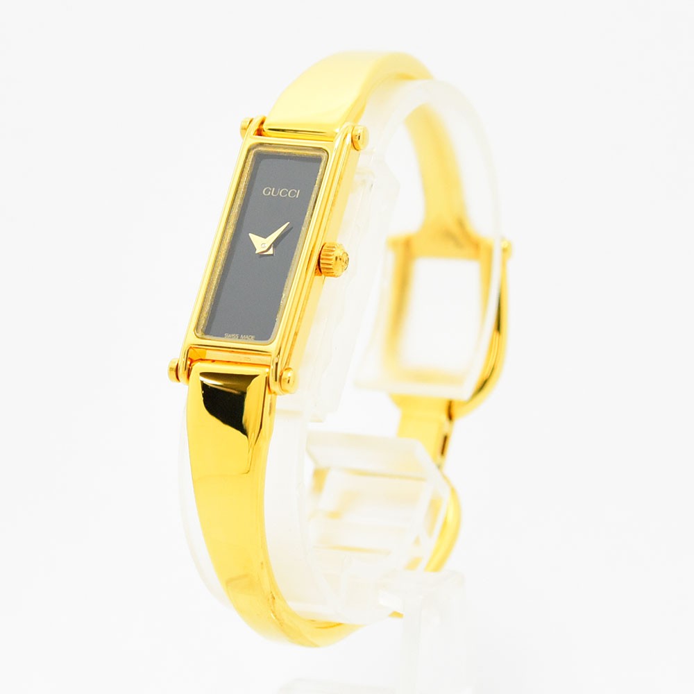 VINTAGE WATCHES FASHIONのGUCCIレディースバングルウォッチ。ゴールドのバングルとブラックの長方形文字盤がエレガントなスイス製腕時計。