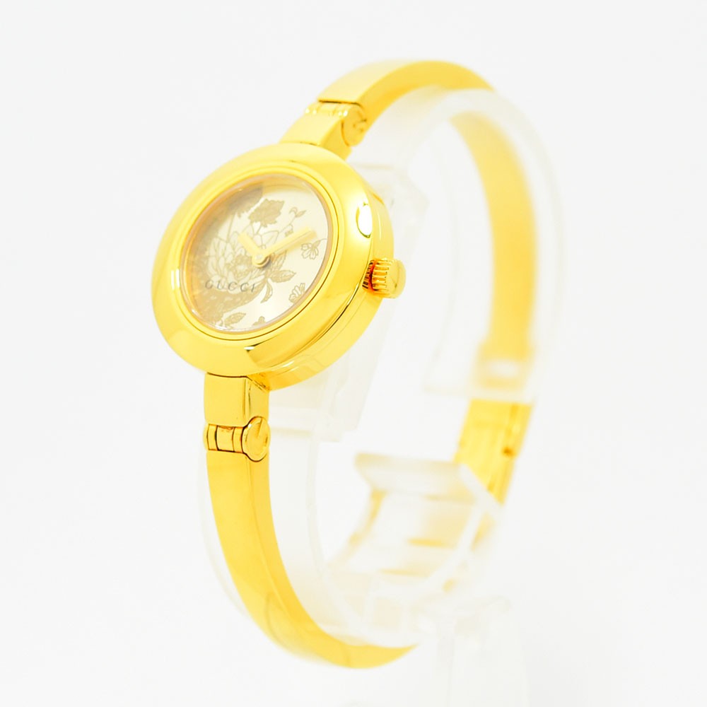 VINTAGE WATCHES FASHIONのGUCCIレディースバングルウォッチ。ゴールドトーンのステンレス製で、文字盤にフローラルモチーフが施されたエレガントな腕時計。