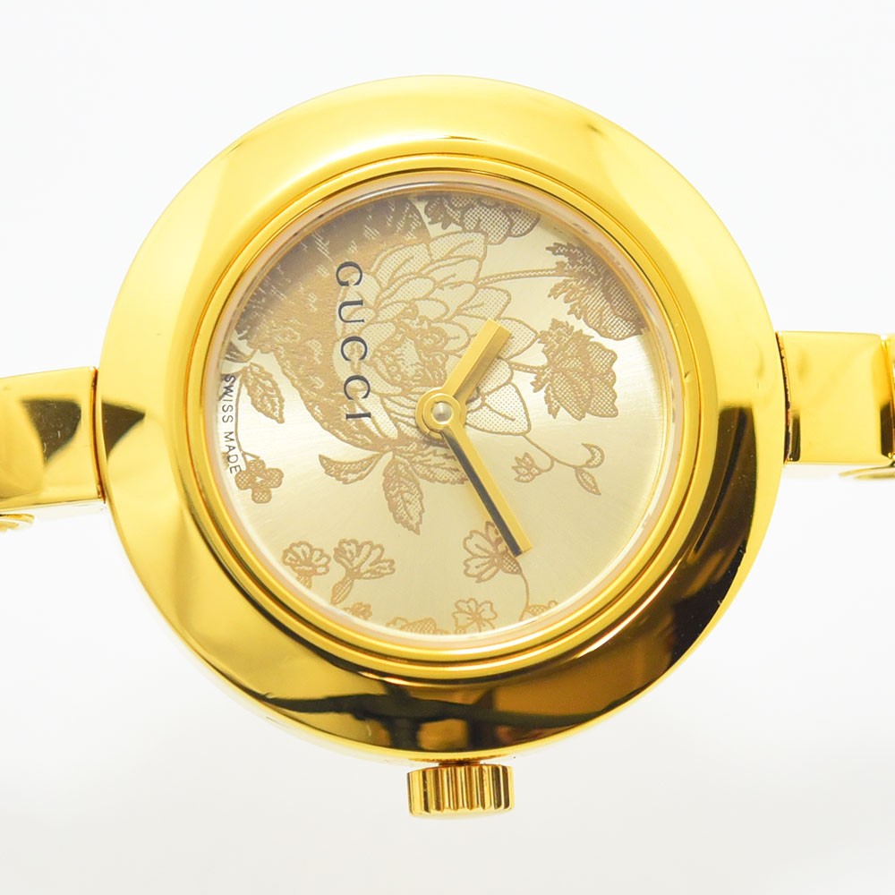 VINTAGE WATCHES FASHIONのGUCCIレディースバングルウォッチ。ゴールドトーンのステンレス製で、文字盤に繊細なフローラルモチーフが施されたエレガントな腕時計。