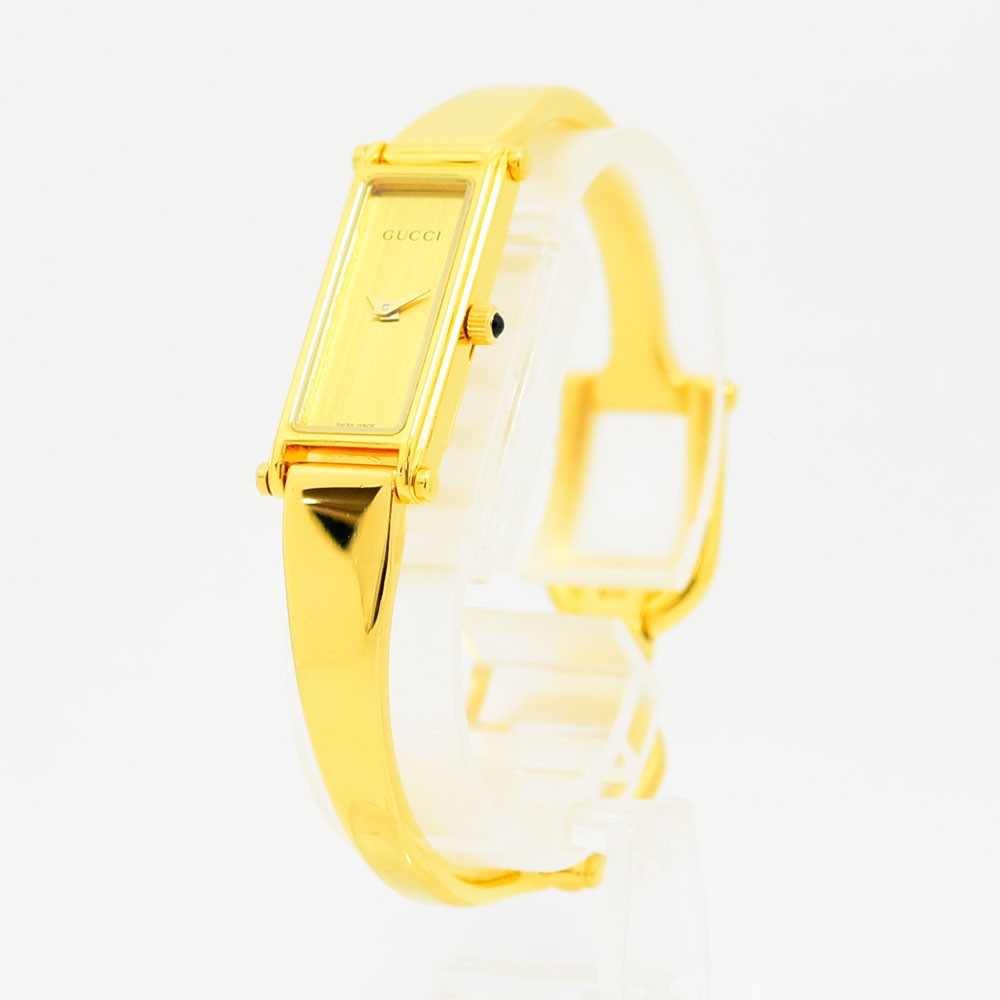 VINTAGE WATCHES FASHIONのGUCCI 1500Lレディースバングルウォッチ。ゴールドカラーのステンレス製長方形ケースが特徴の洗練された腕時計。