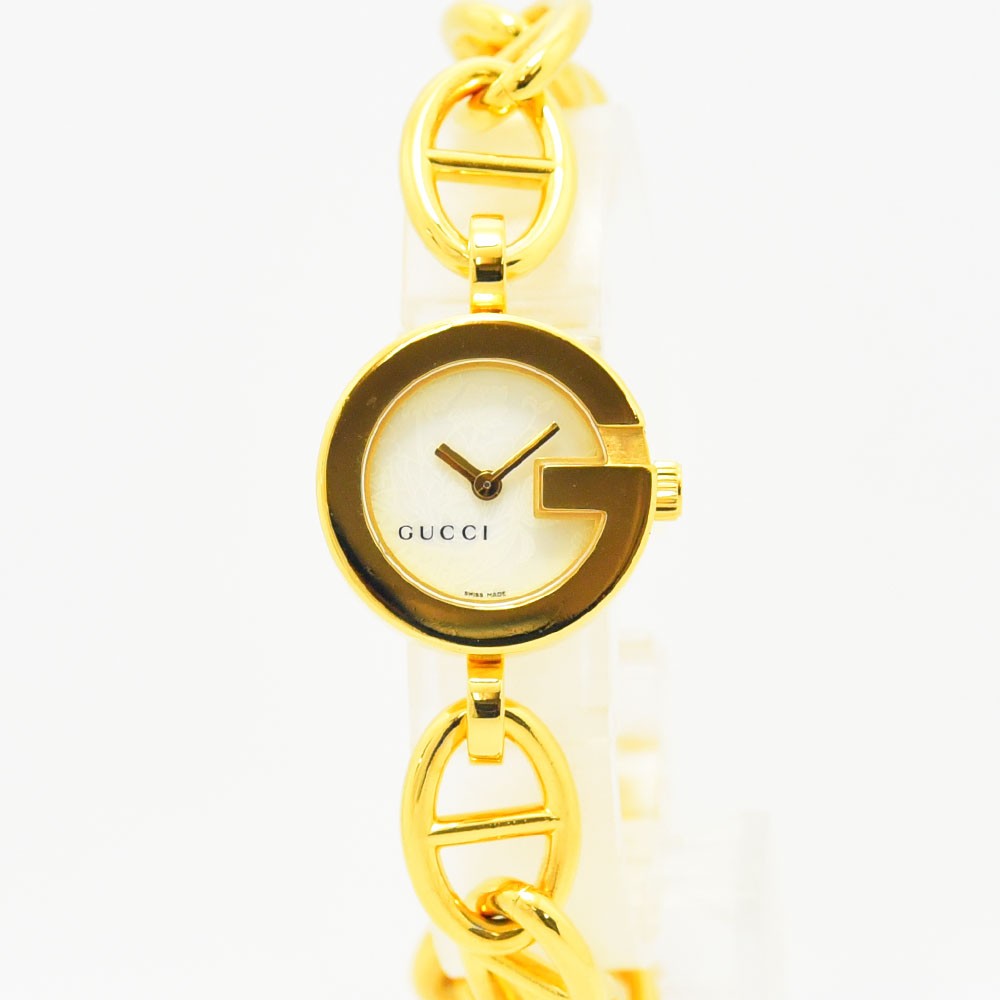 VINTAGE WATCHES FASHIONのゴールドチェーンブレスレットウォッチ。ホワイト文字盤にGモチーフが施されたエレガントなグッチのレディース腕時計
