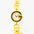 VINTAGE WATCHES FASHIONのゴールドチェーンブレスレットウォッチ。ホワイト文字盤にGモチーフが施されたエレガントなグッチのレディース腕時計