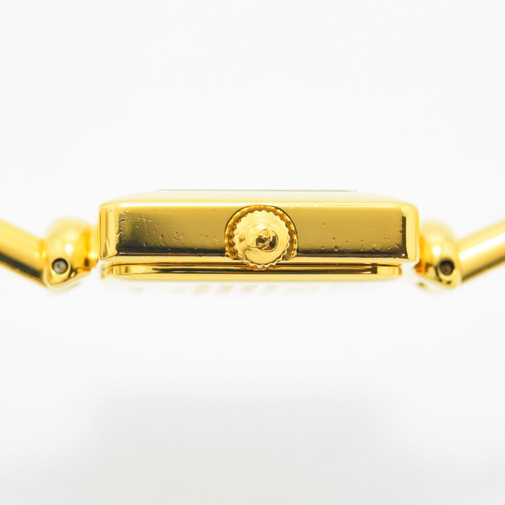 VINTAGE WATCHES FASHIONのGUCCI 1900Lシリーズ、ゴールドカラーのスクエア型バングルウォッチの側面ビュー