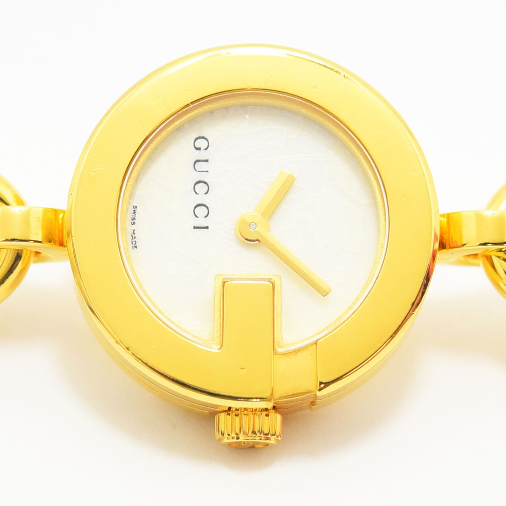 VINTAGE WATCHES FASHIONのGUCCIレディースチェーンブレスレットウォッチ。ゴールドのラウンドケースとホワイト文字盤にGモチーフが輝くエレガントな腕時計