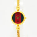 VINTAGE WATCHES FASHIONのグッチのヴィンテージレディースウォッチ。ゴールドトーンのワイヤーブレスレットとシェリーラインの文字盤が特徴的なスイス製クォーツ腕時計。